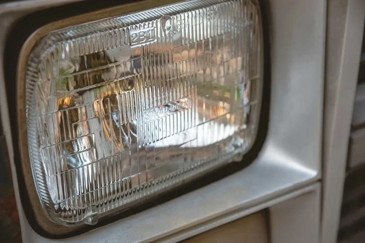 Farol de veículo visto de perto